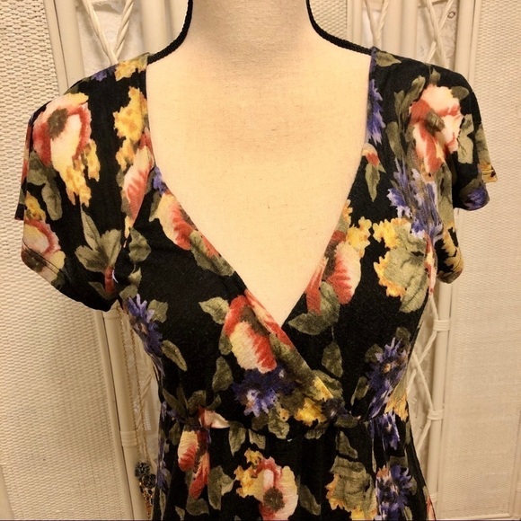 Kimchi Blue Top Dark Blue with Pink Floral Deep V Urban Outfitters size Medium - Picture 7 of 16